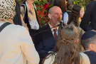 רגע מרגש: יונתן רזאל ליווה את בתו לחופה