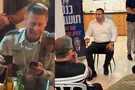 צילום: ללא קרדיט מחדר לידה לפוליטיקה - והכיבוד לאלוף