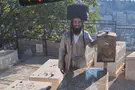 צילום: באדיבות המשפחה אברהם לבנת עלה לקבר אביו לפני חתונתו