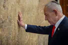 צילום: חיים גולדברג, פלאש 90 "נצח ישראל לא ישקר": הפתק של נתניהו בכותל