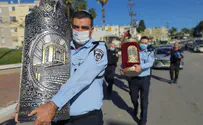ספרי התורה הושבו לבית הכנסת