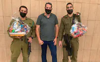 אהרון קרוב חילק משלוחי מנות לחיילים