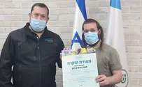 ראש מועצת שומרון יוסי דגן העניק תעודת הוקרה לצעיר שנאבק במחבל
