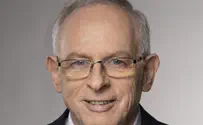 חיוך מתחת למסכה                
