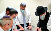 משה ליאון אפה מצות בישיבת מרכז הרב