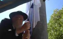 הרב דב ליאור מניף את הדגל בשכונת בית אורות