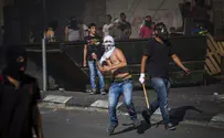 Молодые арабы бросают камни в верующего еврея