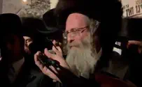 Powerful: Rabbi Meilech Biderman Weeps At Funeral