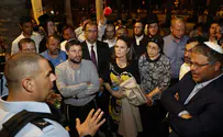 אבנים, זיקוקים ופרשים בשער שכם