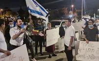 צפו: הפגנה מול ביתו של ניר אורבך