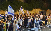Im Tirtzu 'Let IDF win': Demonstrators rally outside PM's residence