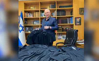 בני גנץ החזיר את החולצות לארון