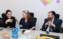 משמאל ומימין ביקרו ב'בית חם'