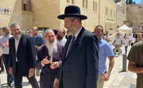 הרב אבינר ותלמידיו מקבלים את הרב לאו