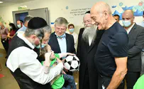צילום: דוברות רשת עלה ביקור מרגש של אולמרט וקפטן מכבי ת"א