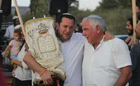 דגן פרץ בבכי בהכנסת ספר התורה בחומש
