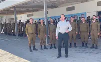 מרגש: החזן הראשי בתפילה למתגייס