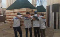 למרות האיסור: עשרות דגלי ישראל באולם יצחק
