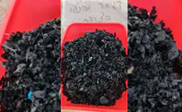 פתיתים שחורים קלים נחתו מהים מחופי ישראל
