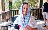 שולי רנד התרגש להעניק לבנו טלית חדשה