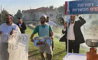 Protestors grill shrimp outside Matan Kahana's house