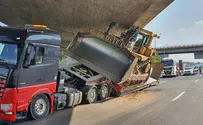 תיעוד: המשאית פוגעת בגשר סמוך לנתב"ג