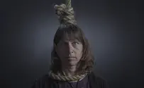 הורים שכולים הצטלמו עם חבל תליה על הצוואר