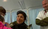 המשלחת הרפואית מטפלת בתינוקת יפנית