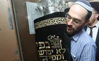 התרגשות  לקראת הגרלת יד לאחים על ספר תורה