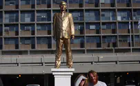פסל "קינג ביבי" בתיכון בתל אביב