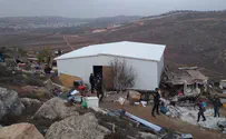 נערות טיפסו על טרקטור בנסיון לעכב את ההרס