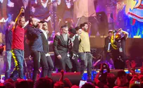 צפו: אנדרדוס הפתיעו על הבמה במופע צמאה