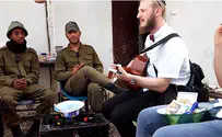 Как Эли Кай играл на гитаре и пел для солдат ЦАХАЛа. Видео