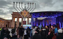 הדלקת נרות חנוכה בשער הניצחון בברלין