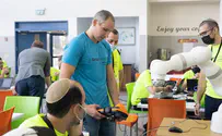צילום: מיכאל ארנבורג מה משותף ליד רובוטית, צוללת זעירה ומכוניות חשמליות?