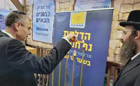 יריב לוין הדליק נר חנוכה בשער הר הבית