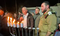 נרות חנוכה בזירת הפיגוע הקטלני