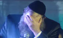 הזמר מיכאל שטרייכר פרץ בבכי בהופעה