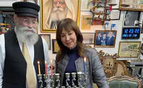 7 ברנז'ה: חני נחמיאס מדליקה נר חנוכה