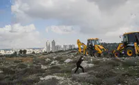 הצגה חדשה מציגה את הסיפור האישי מאחורי הפינוי מגבעת המטוס