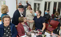 יאיר נתניהו הדליק נר חנוכה עם ניצולי שואה