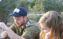 אחים                    