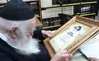 תיעוד: הרב קנייבסקי מעיין בשטר הפרנסה