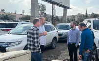 טרור האבנים: ראש מועצת בנימין ישראל גנץ נעמד בפתח הכפר הערבי
