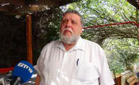 Rabbi Feuerstein removes Rabbi Tau's books from his library