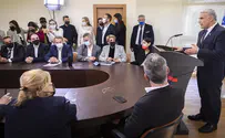 Lapid 'escaped' his security guards, went to Knesset alone
