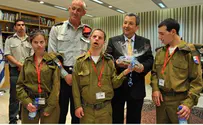 ברק וגנץ אירחו חיילים בעלי פיגור שכלי
