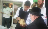 הרב אליהו זצ"ל באפיית מצות - תמונות ווידאו