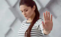 iStock איש מסתורי מטריד בטלפון עשרות בנות דתיות