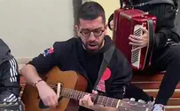 חנן בן ארי והתזמורת על הספסלים ביפו